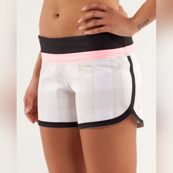 Lululemon Groovy Run Short Gros Gingham Dune/Bleached Coral/Black size 8 - Picture 1 of 13